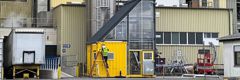 Mit der Kombistation lassen sich sowohl Seecontainer als auch Silo-Lkw entladen.(Bild:  WWTec)