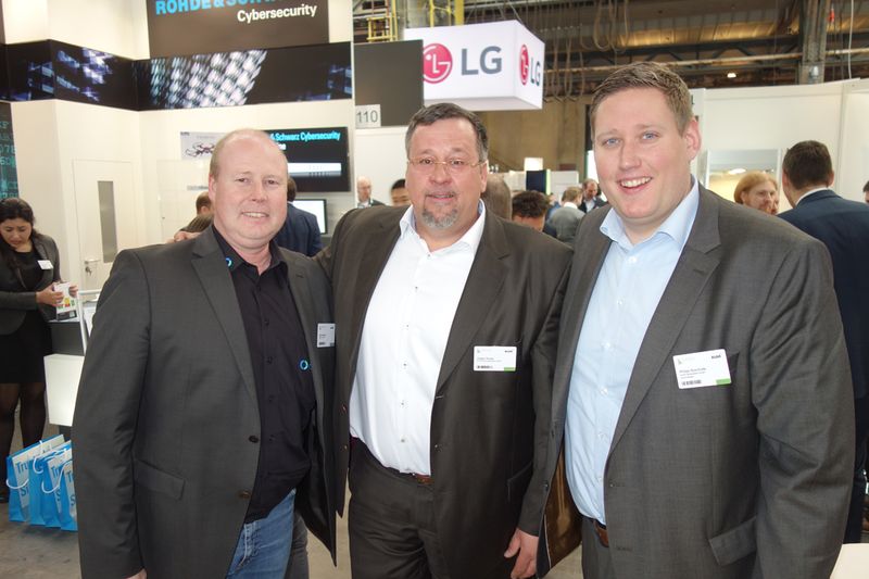 Wem steht Grau besser? (v. l.) Enno Hübers, Comp-Pro, mit Holger Rucka, RUCKA Büromaschinen, und Philipp Buschulte, ALSO. (Bild: IT-BUSINESS)