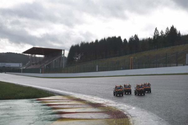 Und los geht’s: Noch vor der Haarnadelkurve von La Source schiebt sich der Hecktriebler RWD an die Spitze. (Bild: RWTH Aachen/ika)