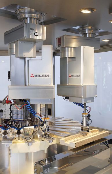 In der ersten exemplarischen Leckage-Testeinheit sind zwei Überkopf-SCARA-Roboter von Mitsubishi Electric verbaut. Die beiden 4-Achs-Industrieroboter vom Typ RH-SQH regeln die Zu- und Abfuhr der zu prüfenden Produkte. (Bild: Mitsubishi Electric Europe)