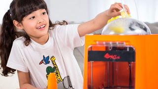 Entwickelt für Anfänger im 3D-Druck sind in das Gerät eine Auto-Kalibrierung, ein „Auto-Feeding-Filament-System“ sowie ein Aluminium-Druckbett eingebaut, um den Nutzern den eigenen Kreationsprozess so einfach und reibungslos wie möglich zu gestalten.  (XYZprinting)