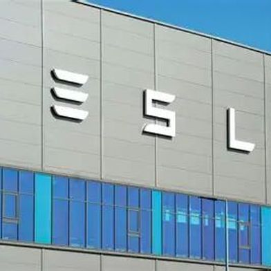 Hinter dieser Wand in Grünheide warten über 1.000 Jobs dringend auf Arbeitssuchende. Denn die Nachfrage nach Tesla-E-Autos steigt wieder. Und auch die Batteriefertigung soll dort bald starten ... (Bild: Tesla)