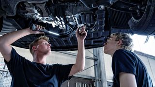 Autos sollten möglichst repariert werden können. Davon profitiert das Kfz-Gewerbe und das ist auch im Sinn der Nachhaltigkeit. Die Behauptung, die EU plane ein Reparaturverbot für ältere Fahrzeuge, ist falsch. (Bild: ProMotor)