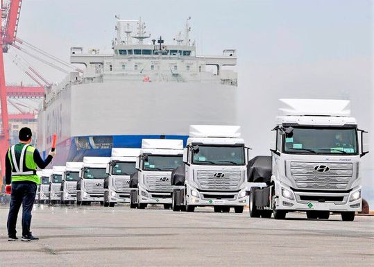 Vor über zwei Jahren lieferte Hyundai die ersten sieben Wasserstoff-Lkw nach Europa (Bild). Nun kommt auch Deutschland in den Genuss, über zwei Dutzend dieser „grünen“ Transportalternativen auf die Straße zu bringen, wie es heißt. Hier mehr dazu ...(Bild:  Hyundai)