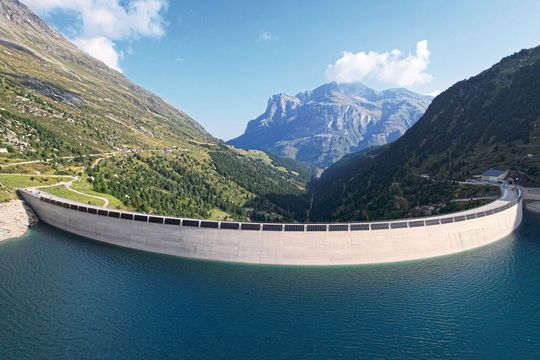 Photovoltaik-Anlage der ewz an der Staumauer Valle di Lei im Schweizer Kanton Graubünden.(Bild:  Schäfer Werke)