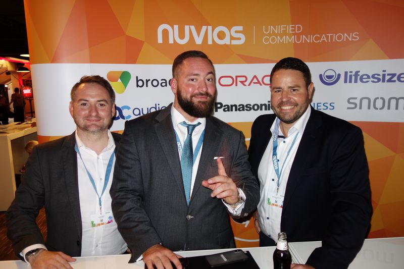 Obacht bei (v. l.) Ciaran Bolger und Niels Leibküchler, Nuvias, mit Jens Brauer-Schmidt, Cisco. (Bild: IT-BUSINESS)