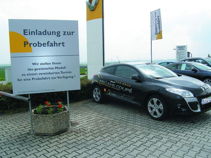 Es sind die Kleinigkeiten, mit denen ein Händler große Wirkung bei seinen Kunden erzielen kann. Hier ist es die Hinweistafel, die ihnen zeigt: „Bei uns können Sie Ihr Wunschauto Probe fahren.“ (Archiv: Vogel Business Media)