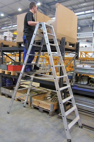 Die beidseitig begehbare Stufenleiter sorgt für einen sicheren Aufstieg im Lager. (Bild: Günzburger Steigtechnik)