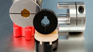 Demontierte dreiteilige Jaw-Kupplung (links und rechts) und Oldham-Kupplung (vorne Mitte) mit Standard-Nut. Bild: Ruland (Archiv: Vogel Business Media)