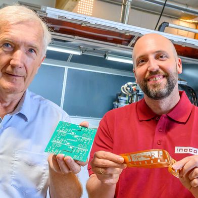 From left: Plasma Innovations Managing Director Fritz Pesendorfer with a circuit board with aluminum conductor tracks, INOCON Head of Research Maximilian Stummer with aluminum conductor tracks on a plastic film. (Image:Wolfgang Simlinger)