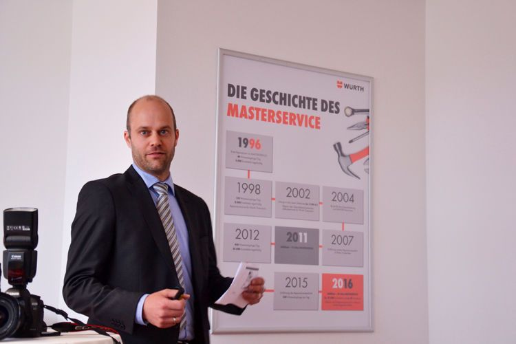 Fabian Bergmann erklärte im Rahmen einer Presseveranstaltung die zwanzigjährige Geschichte des Masterservice. (Foto: Michel / »kfz-betrieb«)