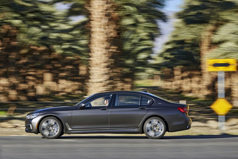 Beim Fahrverhalten gelang den Ingenieuren eine einzigartige Kombination aus Fahrdynamik, Geschmeidigkeit, Laufkultur und Langstreckenkomfort. (BMW)