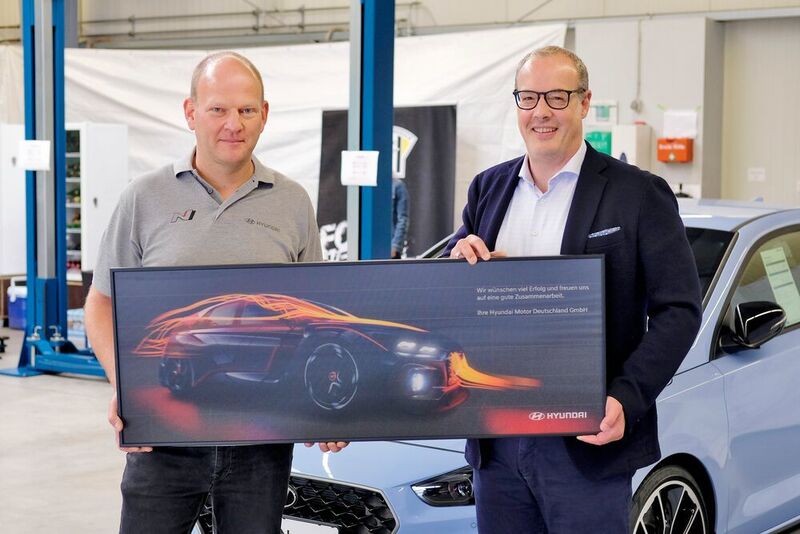 Holger Müller, Vertriebschef von Hyundai Motor Deutschland (re.), beglückwünschte Geschäftsführer Mike Schedler zur Neueröffnung. (Autohaus Schedler)