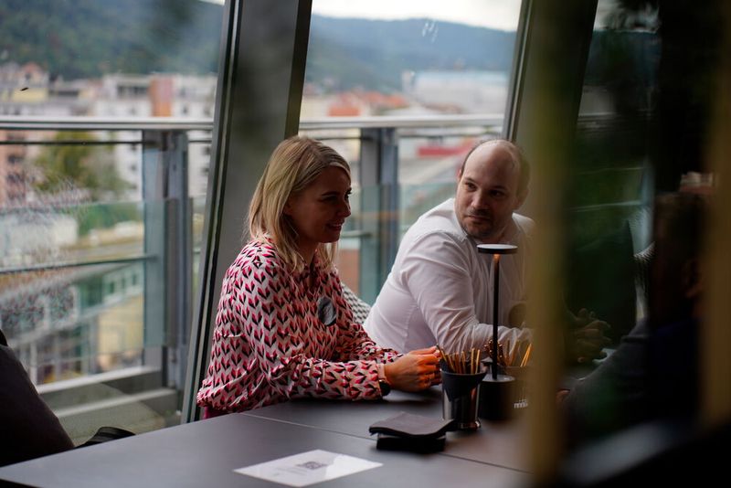 Janine Große (Deutsche Telekom) im Gespräch mit Wolfgang Bitz (Herweck) (Bild: C4B)