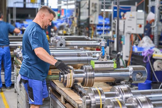 Produktion: Weber-Hydraulik hat F&E sowie Produktion erweitert und stellt nun auch größere Hydraulikzylinder her. (Bild:  Weber-Hydraulik)