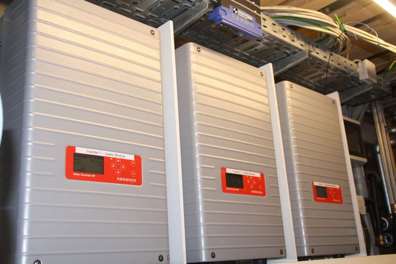 Das Haus hat einen sogenannten Superschrank, der sich hinter der rollbaren Küche befindet und die komplette Technik beherbergt. Das Bild zeigt die Inverter. (Bild: Zwettler, konstruktionspraxis)