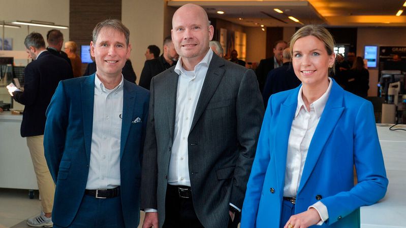 Der ElectronicPartner-Vorstand mit (v. l.) Matthias Assmann, Patrick van Tent und Greta Ziob gibt auf dem ElectronicPartner Kongress 2026 Details zur Neuausrichtung der Verbundgruppe bekannt.(Bild:  ElectronicPartner)
