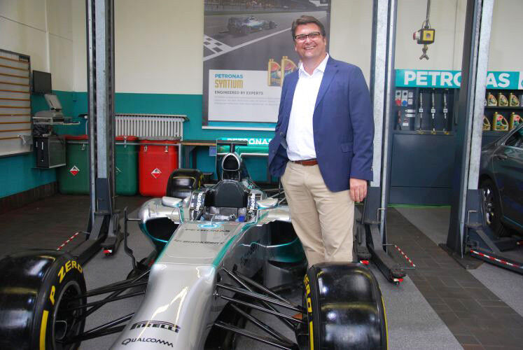 Petronas-Deutschland-Chef Armin Bolch freut sich über die erste Petronas-Markenwerkstatt. (Foto: Wenz)