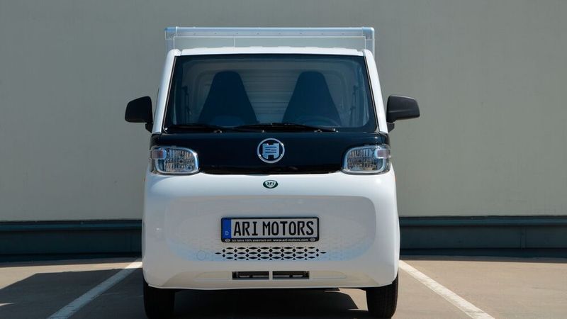 In der Breite legt er um rund 20 Zentimeter auf immer noch anwenderfreundliche 1,49 Meter zu. (Bild: Ari Motors via Autoren-Union Mobilität)