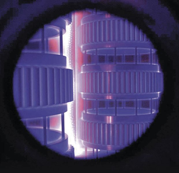 Nitrieren großer Bauteile in einer Plasma-Anlage. (Archiv: Vogel Business Media)
