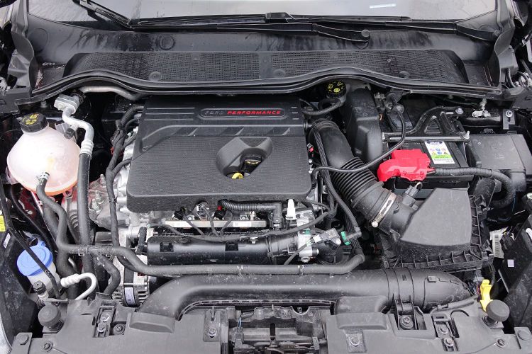  Drei Zylinder reichen, um viel Spaß zu haben. der 1,5 Liter große Motor mobilisiert 200 PS. (Schreiner/»kfz-betrieb«)