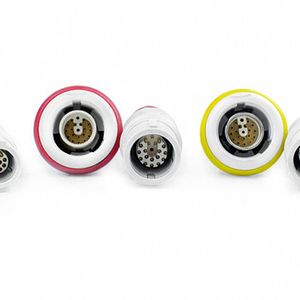 Steckverbinder aus der Serie Hyper-Grip: Farb- und Steckkodierungen lassen medizinisches Personal erkennen, welcher Stecker zu welchem Gerät passt.