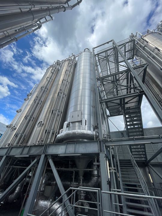 Mit dem FDA Letter of No Objection bestätigt die US-Behörde, dass Coperions Kombination aus Doppelschneckenextruder und Siloentgasung EcoFresh lebensmitteltaugliches Rezyklat aus HDPE und PP erzeugt. (Bild:  Coperion, Stuttgart, Deutschland)
