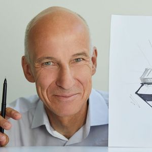 Axel Platz entwirft intuitiv wirkende Visualisierungen für verschiedene Siemens-Geschäftsbereiche und wurde dafür in der Kategorie Design and User Experience ausgezeichnet. Unter anderem hat er ausgewertete Daten aus dem Lackiervorgang von Fahrzeugkarosserien so aufbereitet, dass Anwender schnell sehen können, wo es Abweichungen von der Norm gibt. (Bild:  Siemens)