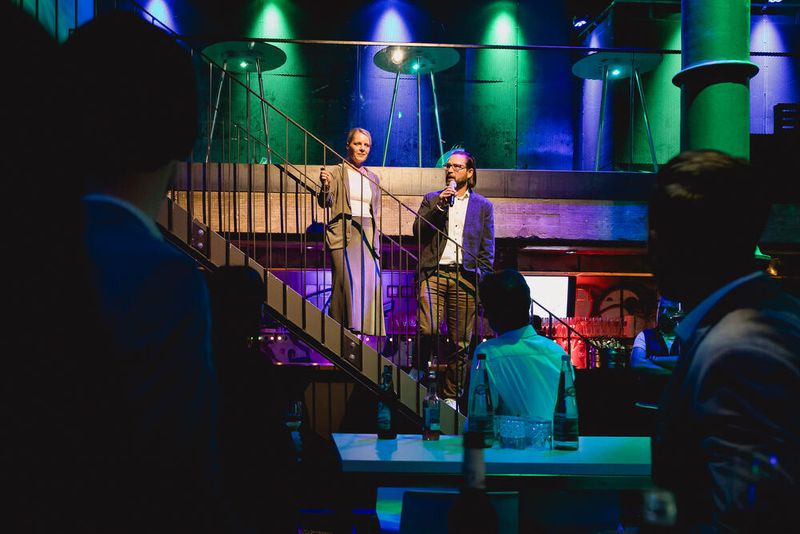 Gemeinsam begrüßten konstruktionspraxis-Chefredakteuerin Ute Drescher und Maschinenmarkt-Chefredakteur Benedikt Hofmann die Gäste.  (Bild: Stefan Bausewein - VCG)