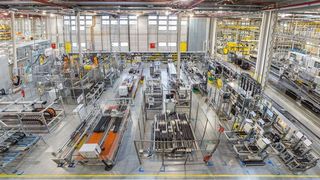 Igus entwickelt seit über 25 Jahren im hauseigenen 3.800 m2 großen Testlabor Chainflex Leitungen, die speziell für den Einsatz in der Energiekette ausgelegt sind.  (Bild: Igus)