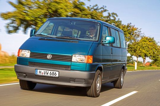 Noch heute ist der Volkswagen T4 täglich auf unseren Straßen zu sehen. Er lief von 1990 bis 2003 vom Band.(Bild:  Volkswagen)