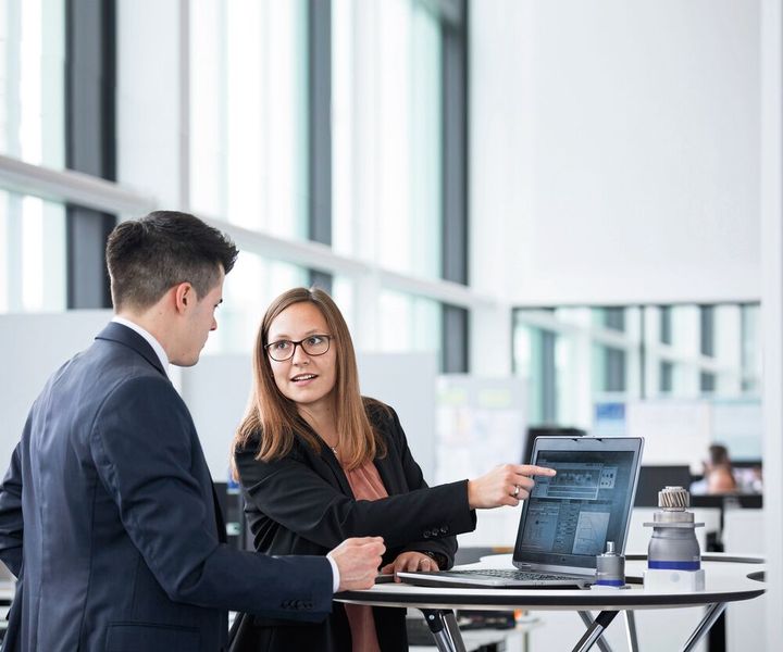 Um Konstruktionsverantwortliche bei einer schnellen und effizienten Produktentwicklung zu unterstützen, setzt Wittenstein neben produkt- und servicetechnischen Aspekten den Fokus auf eine fundierte, partnerschaftliche Beratung von Kunden. (Bild: Wittenstein SE)