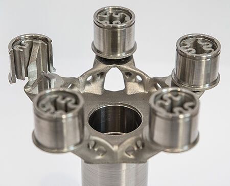 Der neu gestaltete Planetenträger eines Planetengetriebes vereint 27 Bauteile in einem und vereinfacht die Konstruktion, Fertigung und Montage. Er wurde in Bezug auf Steifigkeit, Gewicht (-61,7%) und Trägheit (-74%) durch Topologieoptimierung optimiert. Die flexiblen Planetenbolzen zur Aufnahme der Planetenräder sind fest mit dem Träger verbunden. Die nachgiebigen Elemente sollen Fertigungsungenauigkeiten kompensieren und  so eine höhere Leistungsdichte im Getriebe ermöglichen.  (Bild: ZHAW-Zentrum für Produkt und Prozessentwicklung/Purmundus Challenge)