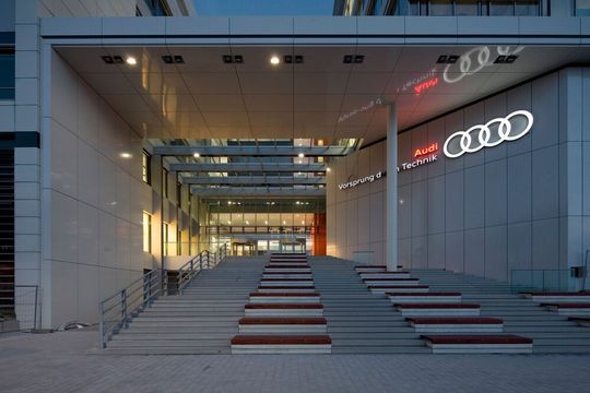 Konkrete Zahl! Angesichts der wirtschaftlichen Lage, will Audi in nächster Zeit rund 7.500 Stellen streichen. Das soll aber so sozialverträglich ablaufen, wie es eben geht. Hier einige Informationen zu Wie und Warum ...(Bild:  Audi)