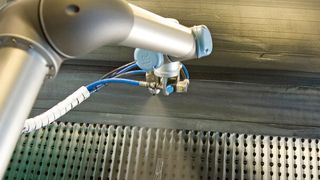 Der UR-Roboter ist in allen Gelenken um 360° drehbar, was von Vorteil ist, wenn aus vielen verschiedenen Positionen spritzlackiert werden muss, um alle Ecken und Winkel des Getriebes zu erreichen. (Bild: Universal Robots)