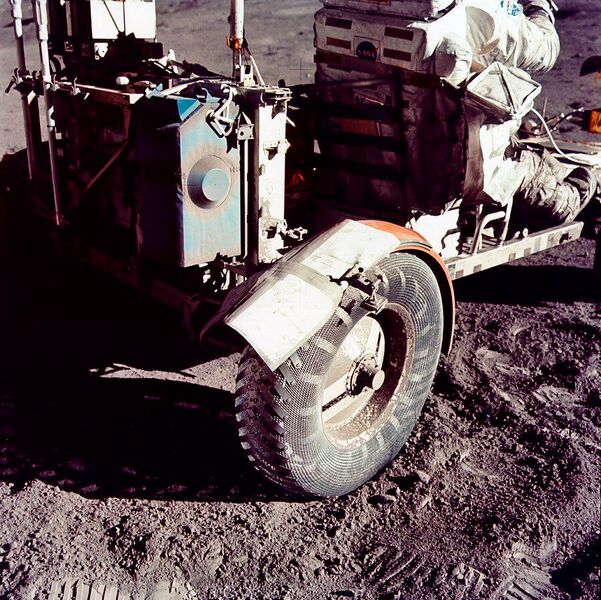 Mittels Mondkarte und Klebeband reparierter Kotflügel des Rovers. (Bild: Nasa)