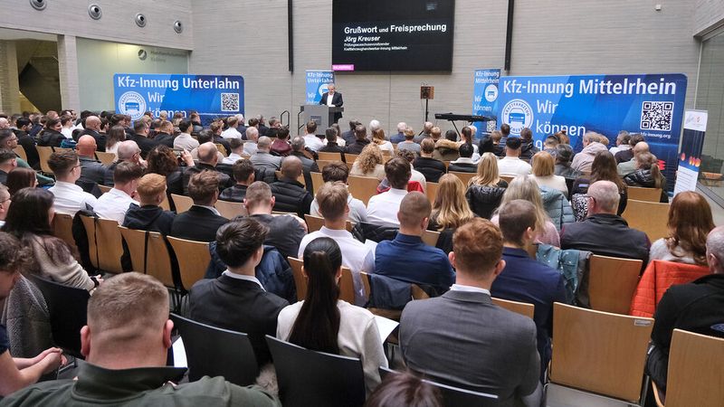 96 neue Gesellinnen und Gesellen wurden am 9. Februar von den Kraftfahrzeughandwerker-Innungen Mittelrhein und Unterlahn feierlich freigesprochen. Der Abschluss der dreieinhalbjährigen dualen Ausbildung fand mit rund 200 Gästen im Koblenzer Zentrum für Ernährung und Gesundheit (ZEG) statt. Besonders emotional wurde es, als die jungen Handwerkerinnen und Handwerker von ihren Plätzen aufstanden und Jörg Kreuser, Vorsitzender des Gesellenprüfungsausschusses der Kfz-Innung Mittelrhein, die Freisprechungsformel verlas.  „Eure Arbeit ist unglaublich wichtig“, betonte Hans-Werner Norren, Obermeister der Kfz-Innung Mittelrhein, in seiner Ansprache. Das Kfz-Handwerk stehe vor gewaltigen Veränderungen: Digitalisierung, Elektromobilität und autonomes Fahren würden den Berufsalltag in den kommenden Jahren maßgeblich prägen.  (Bild: Michael Jordan)