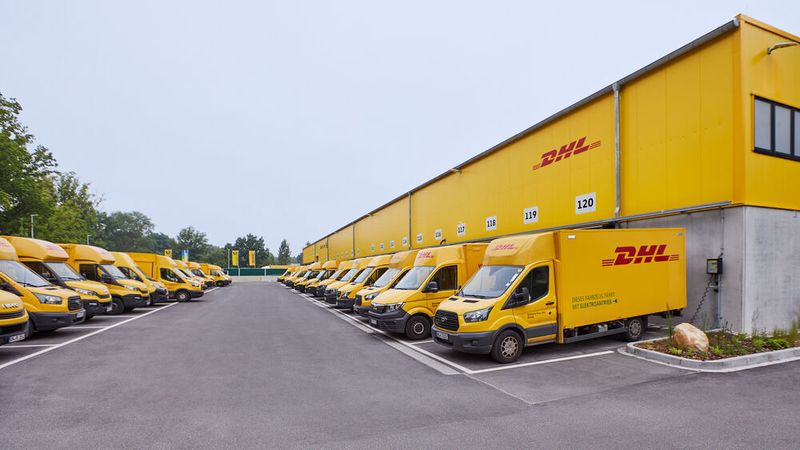 Um die Zustellung klimaschonender zu gestalten, setzt die Paketbranche vermehrt auf E-Autos. (Bild:  DHL)