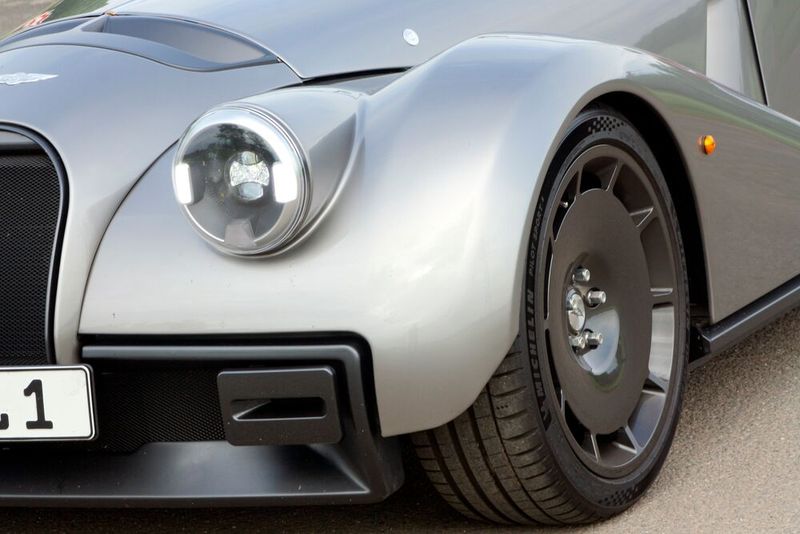 Die Scheinwerfer wirken technisch modern und vom Design her klassisch. (Bild: SP-X/Mario Hommen)