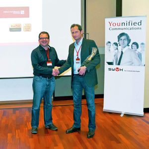 Marco Crueger (links), Vertriebsleiter bei Swyx, überreicht den Partner-Award an Sven Frings, Geschäftsführer Frings Informatic Systems.