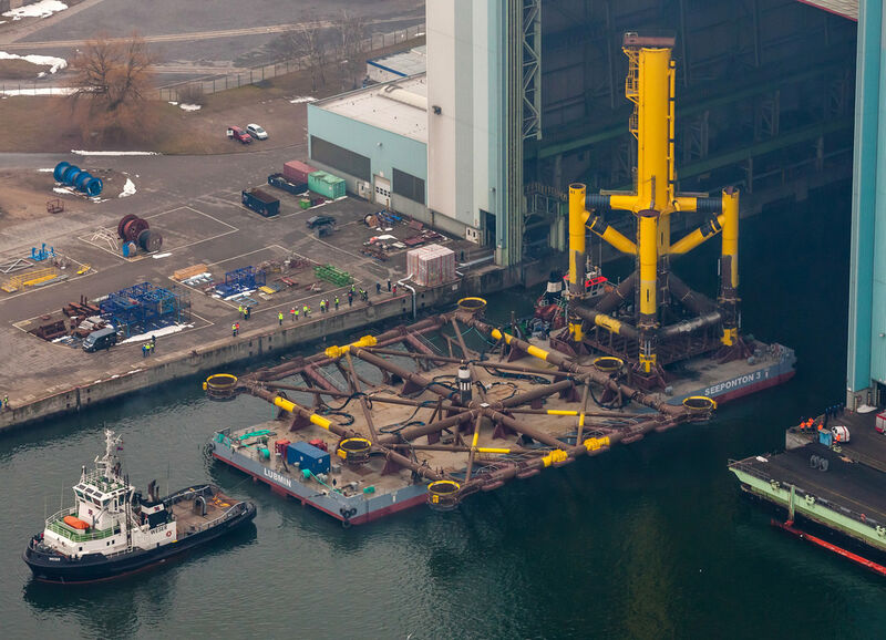 Die Offshore-Plattform HelWin1 wird auf einer Unterkonstruktion installiert. Diese wiegt allein 1.000 Tonnen. Sie hat bereits im Juni 2013 die Werft verlassen und wurde mit zehn Stahlpfeilern in der dort 23 Meter tiefen Nordsee verankert. (Siemens)