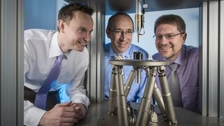 Exakte Positionsmessungen ermöglicht der 3-D-Hall-Sensor, den Dr.-Ing. Markus Stahl-Offergeld, Dr.-Ing. Hans-Peter Hohe und Michael Hackner (v.l.n.r.) entwickelten. (Dirk Mahler/Fraunhofer)