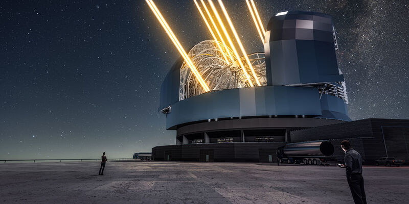 Diese künstlerische Darstellung zeigt das Extremely Large Telescope auf dem Cerro Armazones im Norden Chiles in Betrieb. Das Teleskop ist hier zusammen mit den Lasern gezeigt, die künstliche Sterne in der Hochatmosphäre erzeugen. An der Grundsteinlegungszeremonie für das Teleskop  am 26. Mai 2017 nahm die chilenische Präsidentin Michelle Bachelet Jeria teil. (ESO/L. Calçada)