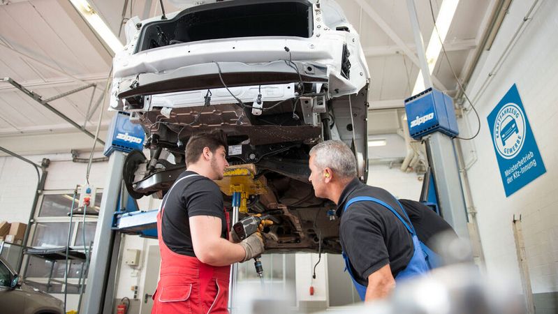 Kfz-Betriebe benötigen mehr als nur eine Kfz-Handels- und Handwerk-Versicherung: In einer aktualisierten und ergänzten Broschüre bietet der ZDK eine Übersicht der Möglichkeiten.(Bild:  ProMotor)