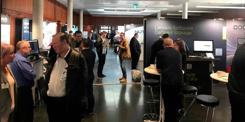 Auf der großzügig gestalteten Ausstellerfläche kann man sich mit Herstellern wie Arcserve, Cloudian, HGST, Lenovo, Nutanix, Zadara und noch vielen anderen mehr in aller Ruhe austauschen.  (Bild: Vogel IT-Akademie)