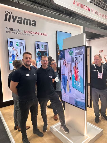 (l.) Greg Jaworski (iiyama) und Jean-Marc Behle (b&p) schauen, dass auf dem Stand alles läuft. (Bild: Vogel IT-Medien)