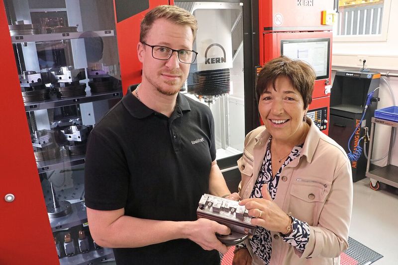 Johannes Herzog, Teamleiter und Verantwortlicher für Frästechnologie im Werkzeugbau (links), und Barbara Bergmann, Gebietsverkaufsleiterin von Kern, freuen sich über die rundum gelungene Zusammenarbeit, die zu perfekten Ergebnissen führt. (Bild: Kern Mikrotechnik GmbH)