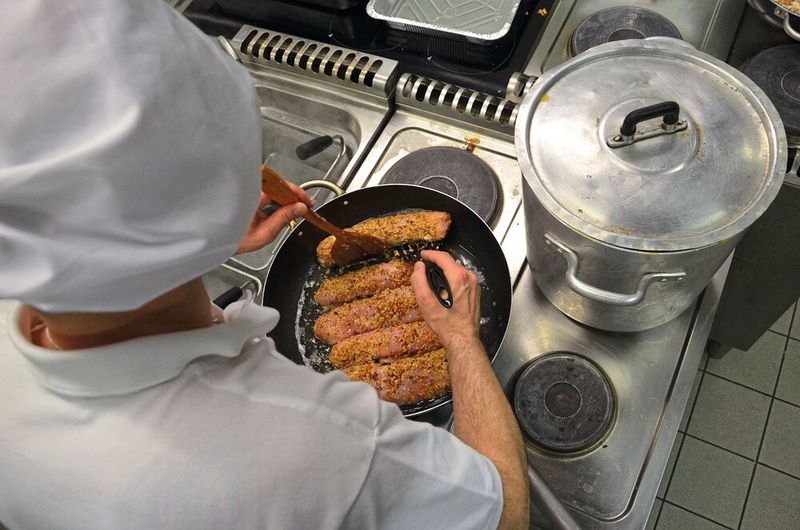 Platz 7: Lebensmittelhygiene in der Gastronomie -38&nbsp;% Die Lebensmittelhygiene in der Gastronomie besorgt doppelt so viele Befragte wie die Lebensmittelhygiene zu Hause: 38&nbsp;% der Befragten äußern hier ihre Beunruhigung. Warum Eiswürfel eine besondere Gefahr darstellen, erfahren Sie in unserem Lesetipp: Cocktails, aber keimfrei bitte – so belastet sind Eiswürfelmaschinen  (Bild: frei lizenziert)