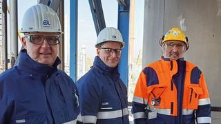 Vor Ort konnten sich Raffinerieleiter Ralf Seid und EDL-Geschäftsführer Daniel Oryan persönlich von der Einhaltung des HSSE-Managementsystems überzeugen. Zur Zufriedenheit aller Beteiligten verlief das Audit während des Turnarounds ohne Beanstandungen. (Bild: EDL)