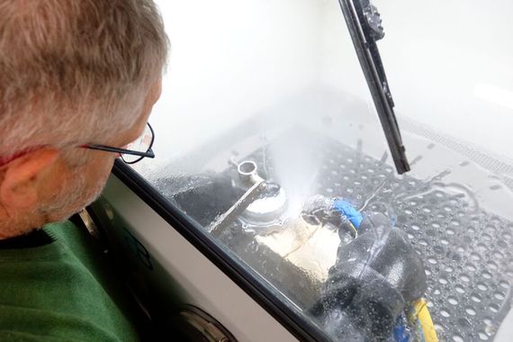 Anders als alle anderen Strahlverfahren: Das Vapor-Blasting vermeidet die Nachteile bekannter Verfahren und ermöglicht eine „perfekte“ Oberfläche. (Bild: Dominsky – VCG)